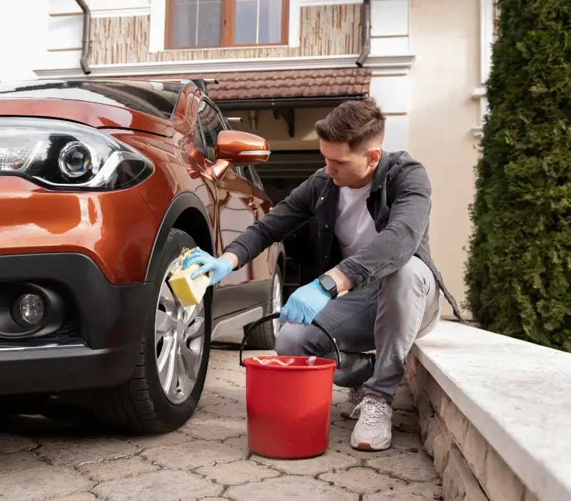 Lavage auto à domicile Bevons : professionnel intervenant sur un véhicule